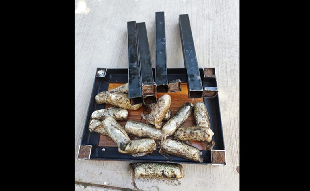 Las bases tubulares del mueble estaban rellenas con envoltorios de plástico. Foto: Especial 