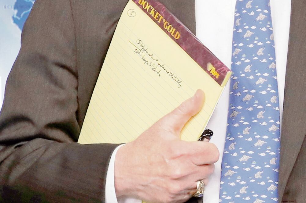 ¿Indiscreción? La libreta del asesor Bolton en que escribió “5 mil tropas a Colombia”. Foto: JIM YOUNG. REUTERS