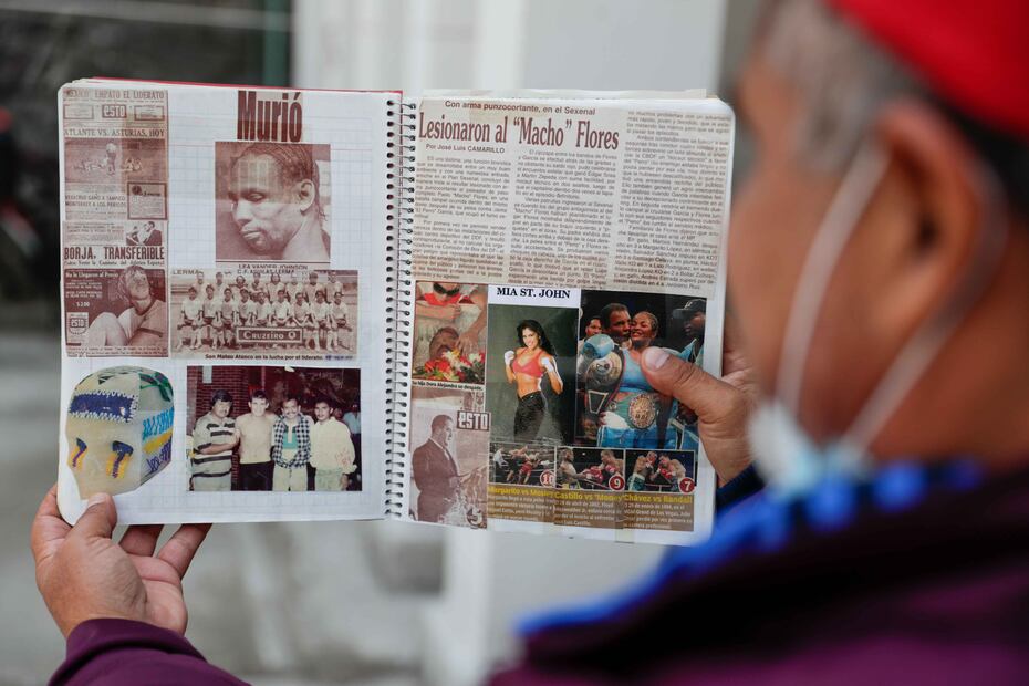 Para Cantinflas, este diario es una especie de memoria donde conserva sus días de gloria sobre un cuadrilátero, momentos del boxeo internacional importantes, figuras deportivas que se hicieron iconos de la cultura del boxeo. Foto: Diego Simón /El Universal