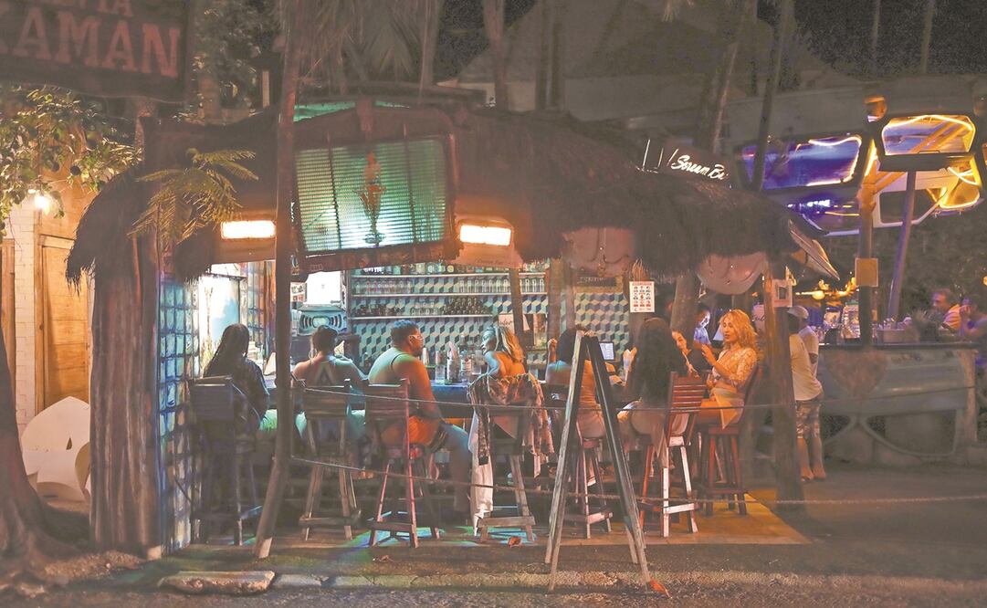 A pesar de los contagios, turistas en Tulum se reúnen en bares. Foto: Emilio Espejel. AP