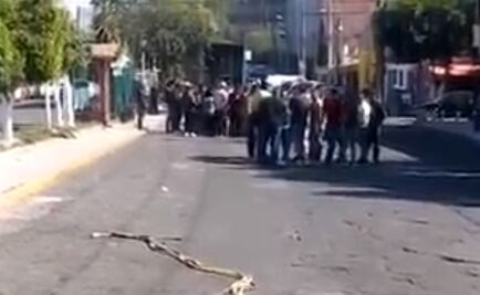 Vecinos se enfrentan con policías en Peñón de los Baños por evento de Navidad