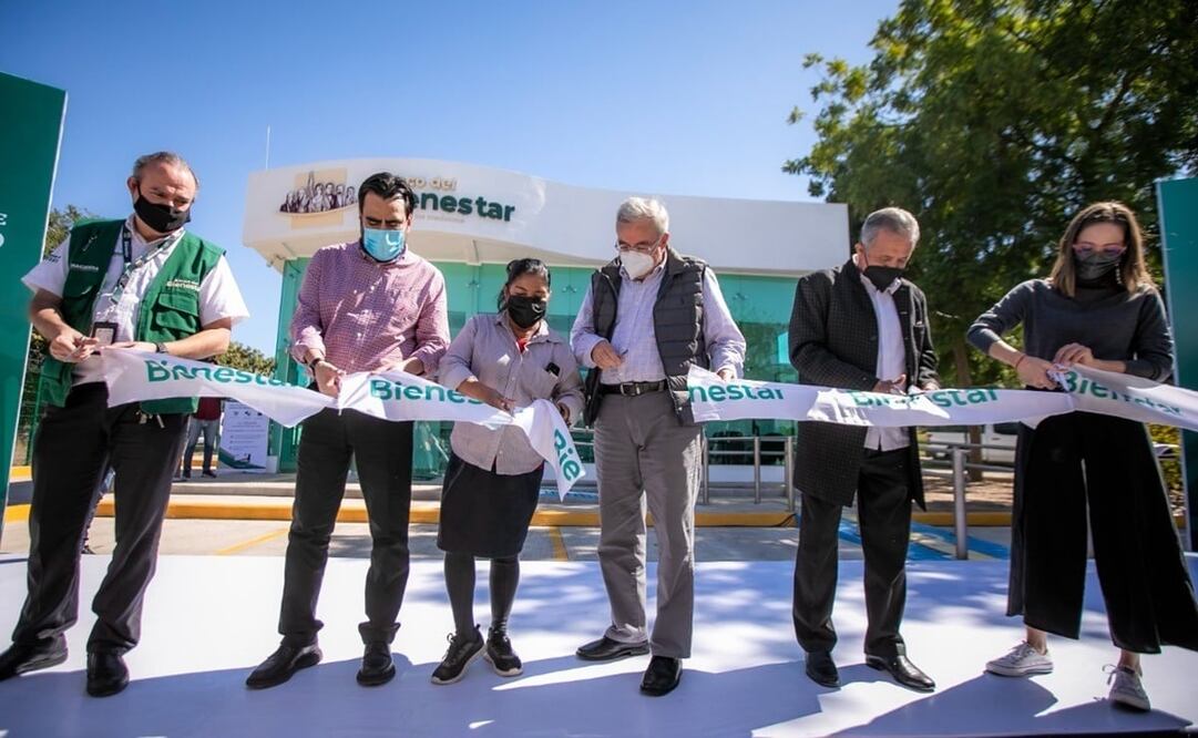 Rubén Rocha asistió al acto de inauguración de una de las tres primeras sucursales del Banco de Bienestar en el estado. Foto: Especial