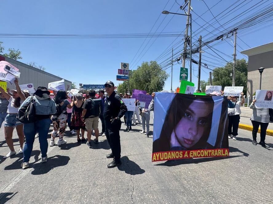 Decenas de personas bloquean la Vía López Portillo en protesta por la desaparición de 6 mujeres en Coacalco, de las cuales, 5 son menores de edad. (Foto: especial)