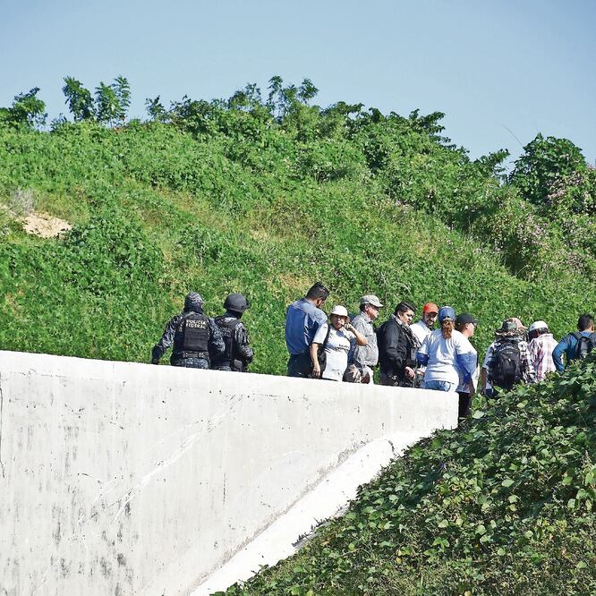 Colectivos de familiares de personas desaparecidas ingresaron a un predio, donde diversos mensajes anónimos denunciaron la existencia de una fosa. (PATRICIA MORALES. EL UNIVERSAL)