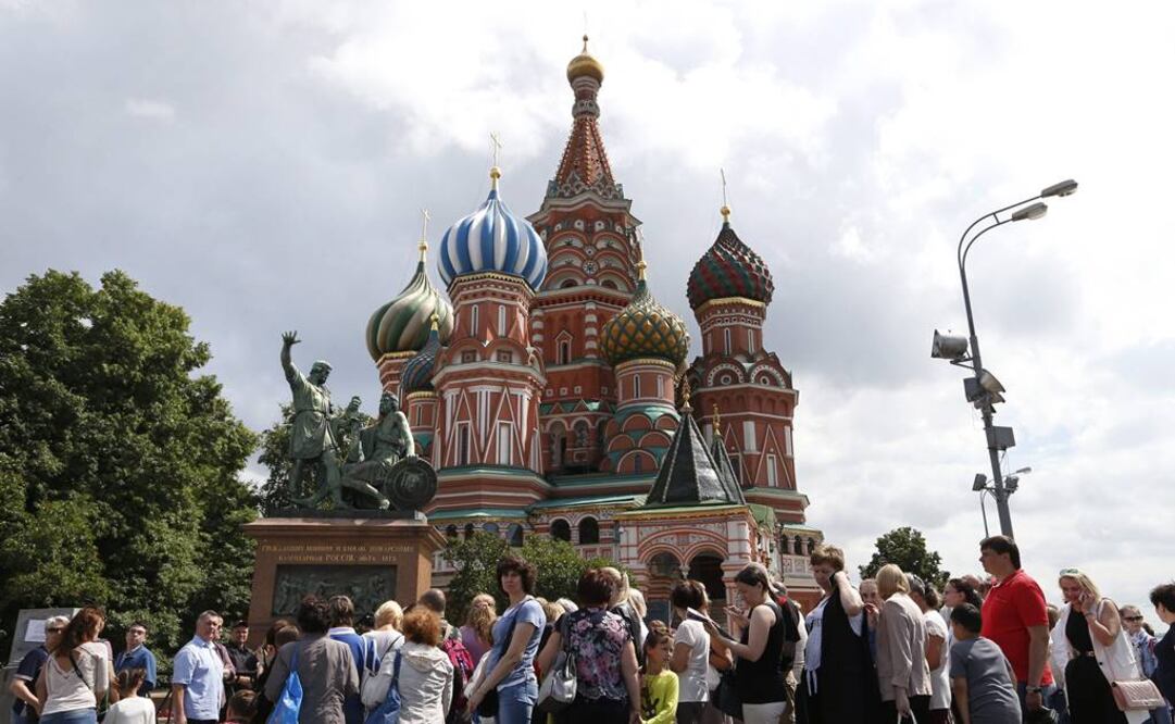 Declarada Patrimonio de la Humanidad por la UNESCO, la catedral ortodoxa además de recibir turistas sigue acogiendo servicios eclesiásticos. FOTO: Yuri Kochetkov/EFE.