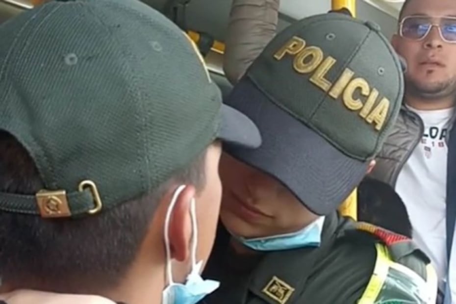 Graban a policías muy enamorados arriba de autobús en Colombia