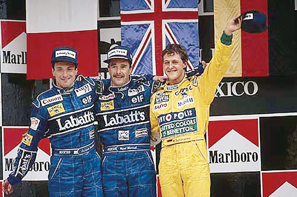 Schumacher (der.) flanqueó al ganador, Nigel Mansell (ARCHIVO. EL UNIVERSAL)