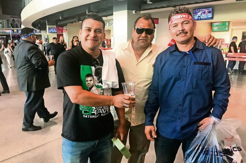 Los mexicanos se trasladaron por carretera; llevan 15 años en EU y se dedican a la construcción. (ARIEL VELÁZQUEZ. EL UNIVERSAL)