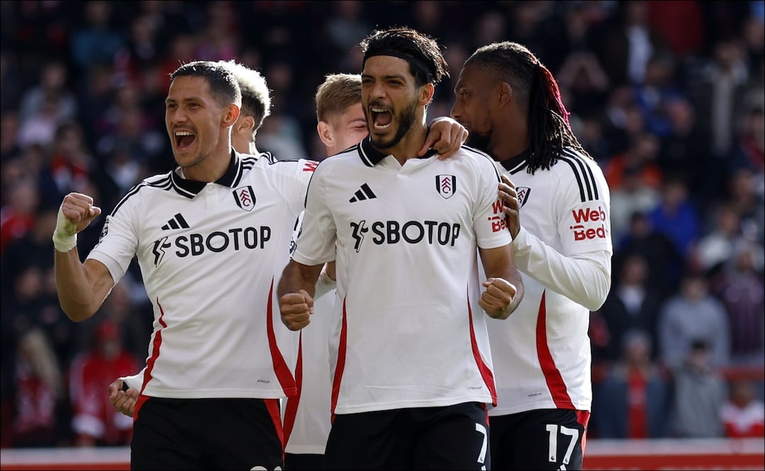 Raúl Jiménez celebra con sus compañeros tras anotar al Nottingham Forest. FOTO: AP