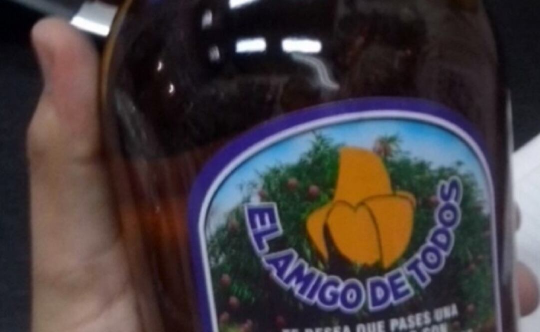 The following message is printed on the label of the bottles: "The friend of all wants you to spend a nice Christmas with your family and friends and that 2016 is successful for all of us." (Photo: El Debate) 