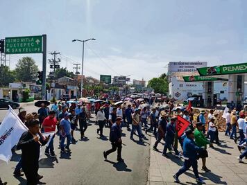 Marchan maestros; señalan a Jara por “actos de represión”
