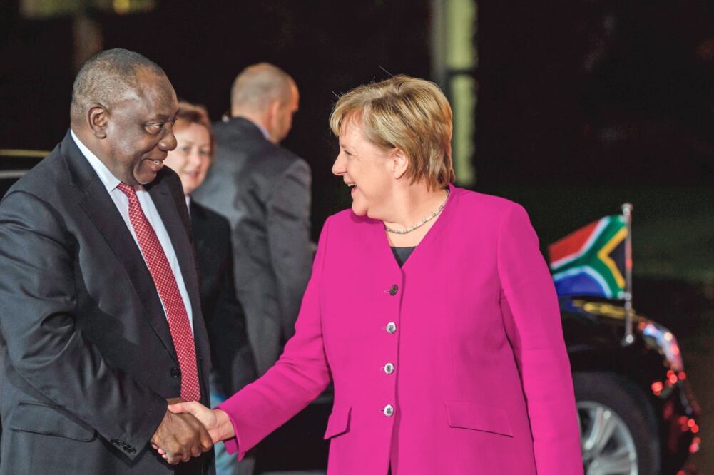 La canciller alemana, Angela Merke, da la bienvenida al presidente sudafricano, Cyril Ramaphosa (izq.), ayer durante su encuentro en la Cancillería alemana en Berlín. (CLEMENS BILAN. EFE)