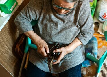 Mexicanos llegan endeudados a la vejez; esperan que apoyos sociales sean su principal sustento, dice Condusef