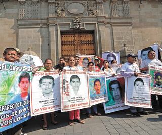 Padres de los 43 piden cárcel para funcionarios