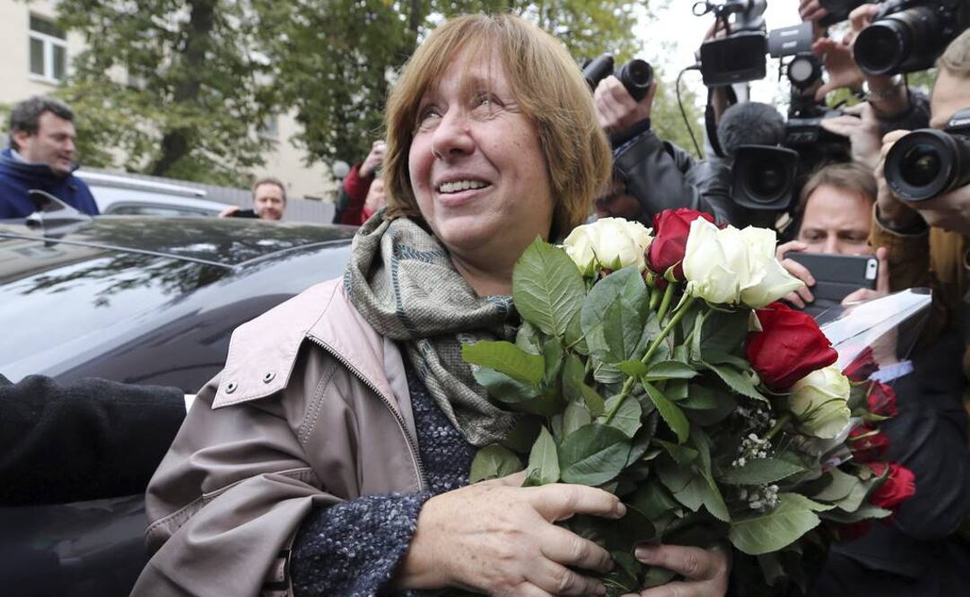 Alexiévich, que llegó al acto en el coche del embajador sueco, se mostró agradecida por el galardón. FOTO: Tatyana Zenkovich/EFE.