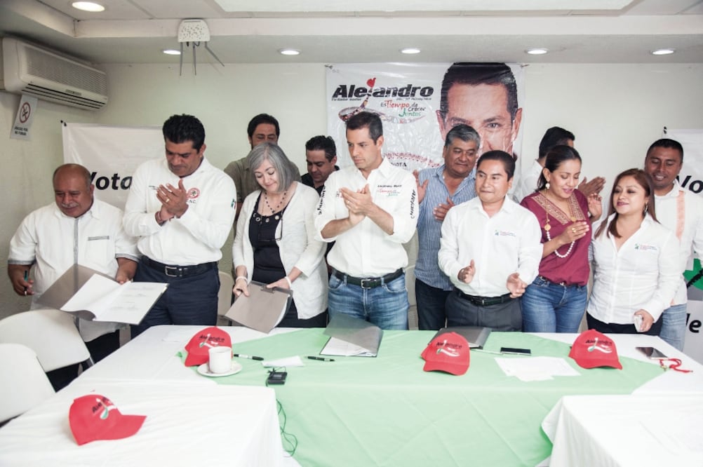 El candidato priísta durante una reunión privada en Tuxtepec con integrantes de la comitiva de líderes migrantes radicados en Los Ángeles (GERMÁN ESPINOSA. EL UNIVERSAL)