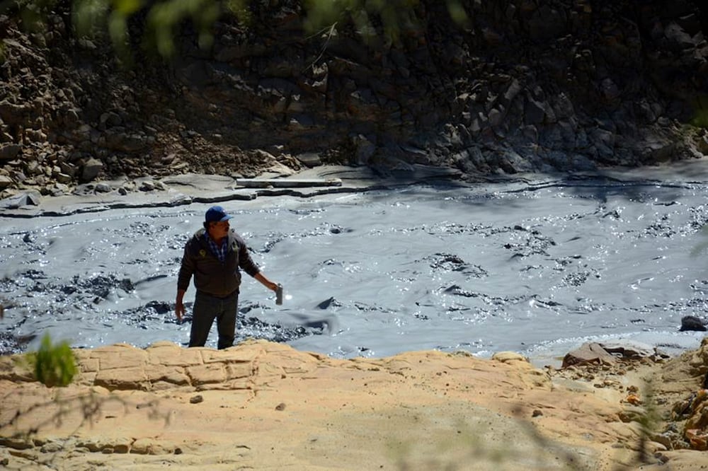 Sumidas en la desesperanza por el abandono gubernamental y el desentendimiento por parte de Grupo México, responsable del derrame de 40 mil metros cúbicos de sulfatos y venenos a los ríos Bacanuchi y Sonora, cientos de personas viven entre la desolación, enfermedades y desempleo. 