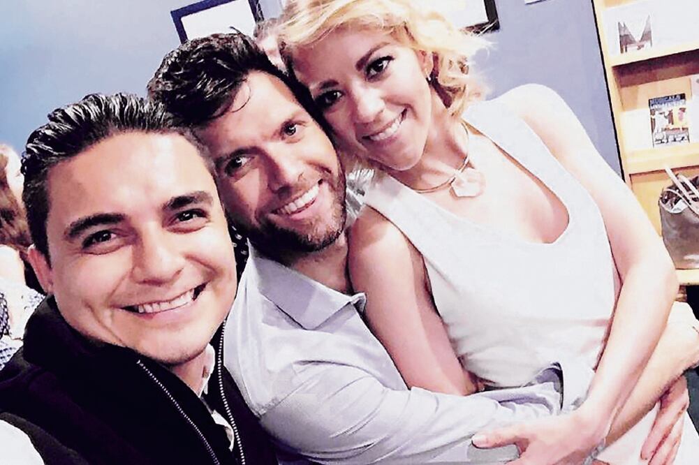 Mauricio Castillo (al centro) estuvo acompañado de grandes amigos como Fernanda Castillo (derecha) (ARCHIVO. EL UNIVERSAL)