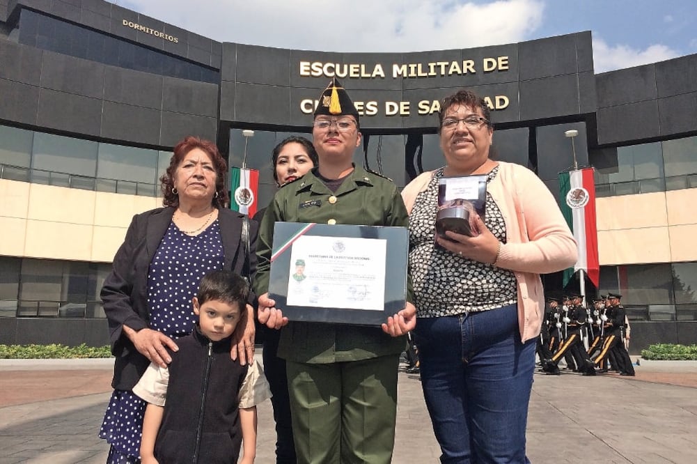 Eva María Justo se graduó como sargento primero asistente de enfermería. A la ceremonia asistió con su madre y su hijo (DENIS GARCÍA EL UNIVERSAL)