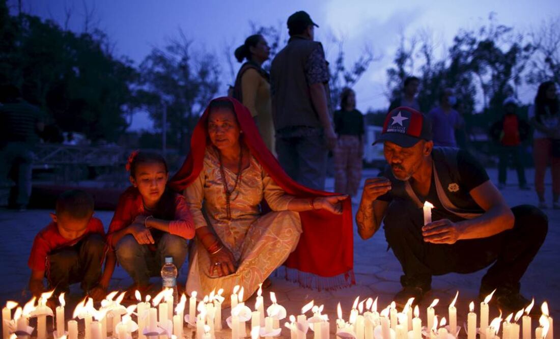 El drama de miles de personas ha sido recordado hoy en "Luz para Nepal" , un acto que reunió a decenas de asistentes en un céntrico parque de la capital nepalí, con un minuto de silencio y una vigilia con velas
