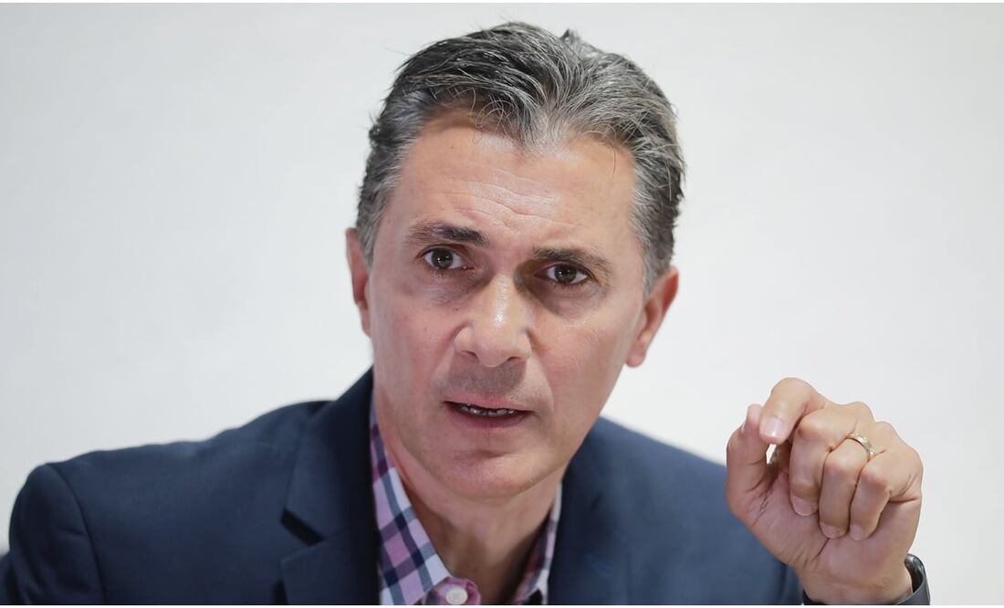 Adolfo Ríos se despidió de jugadores y cuerpo técnico de Gallos / FOTO: IMAGO7