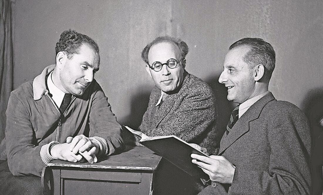 Max Brod (der.), con los directores de escena del Teatro Habima de Tel Aviv, 1942. FOTO: Government Press Office, GPO
