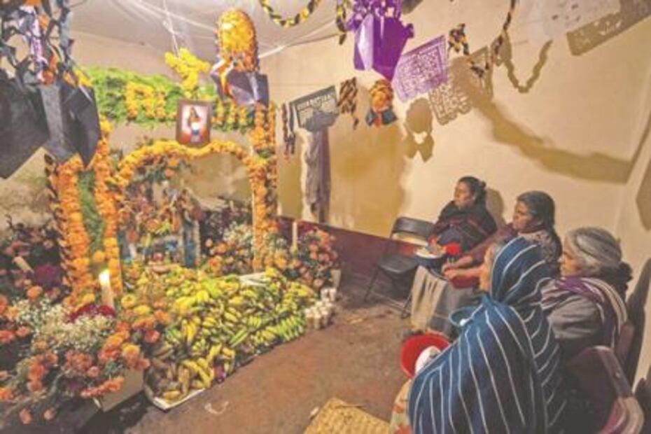 Con coloridos y monumentales altares, honran a sus muertos