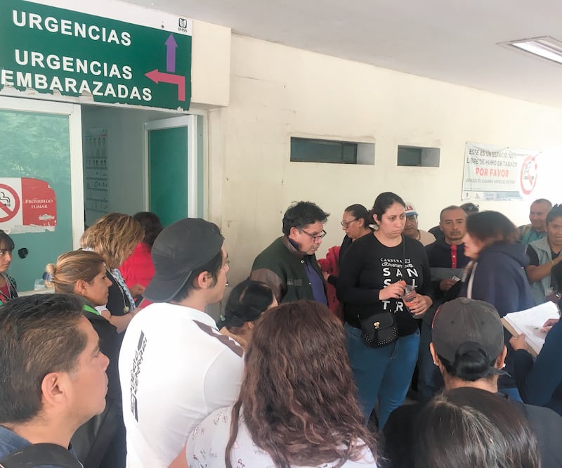 Los familiares de los lesionados, quienes se encuentran al pendiente de la evolución de las víctimas, exigen que el conductor sea castigado; una de las lesionadas asegura que olía a alcohol. Foto: EMILIO FERNÁNDEZ. EL UNIVERSAL
