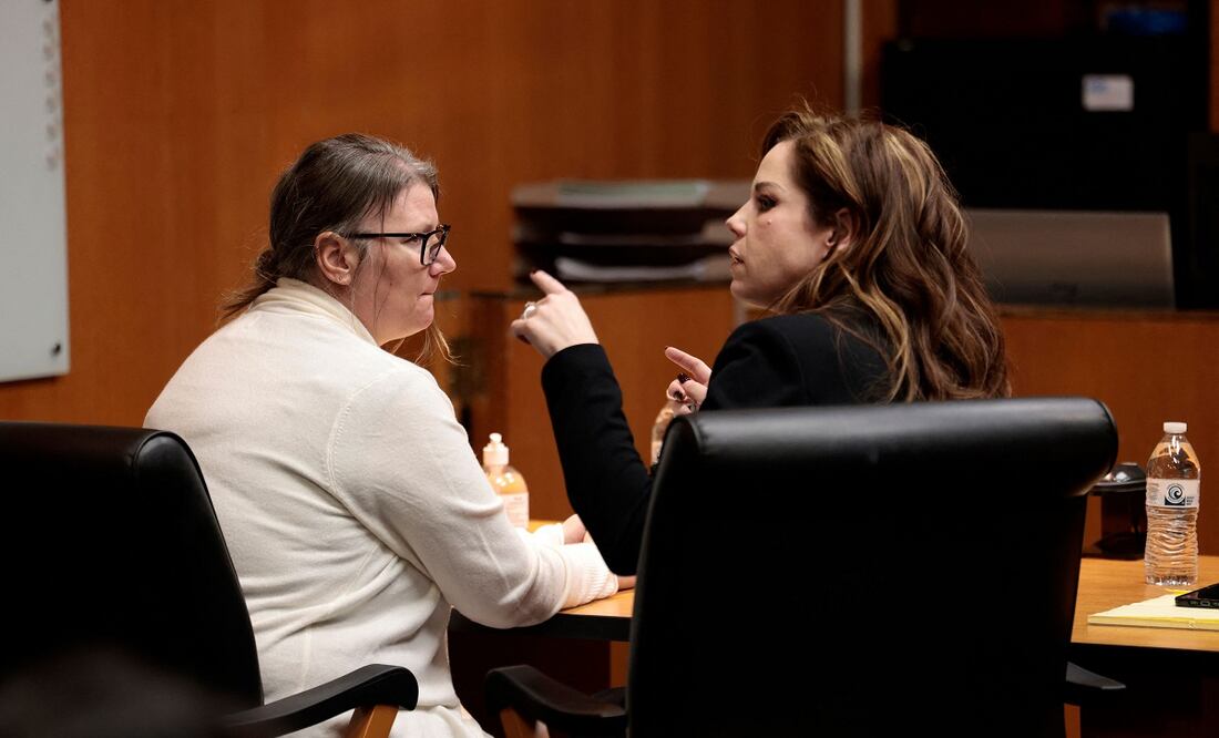 Jennifer Crumbley, la madre del acusado de disparar en el instituto de Oxford Ethan Crumbley, habla con la abogada Shannon Smith en la sala del tribunal del condado de Oakland en Pontiac, Michigan, donde el jurado la halló culpable de homicidio involuntario, por negligencia. FOTO: JEFF KOWALSKY. AFP