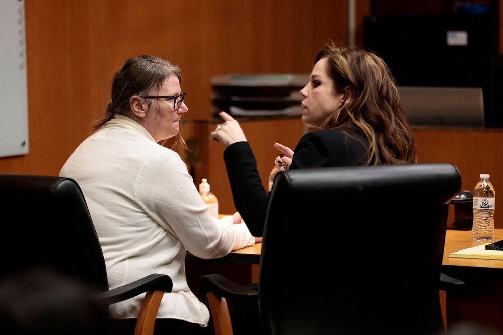 Jennifer Crumbley, la madre del acusado de disparar en el instituto de Oxford Ethan Crumbley, habla con la abogada Shannon Smith en la sala del tribunal del condado de Oakland en Pontiac, Michigan, donde el jurado la halló culpable de homicidio involuntario, por negligencia. FOTO: JEFF KOWALSKY. AFP