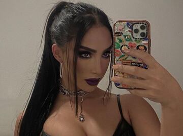 El look dark sexy de María Chacón inspirado en Merlina Addams