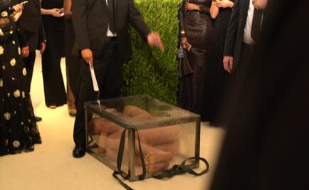 Artista desnudo interrumpió gala del MET de Nueva York
