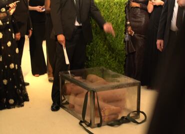 Artista desnudo interrumpió gala del MET de Nueva York