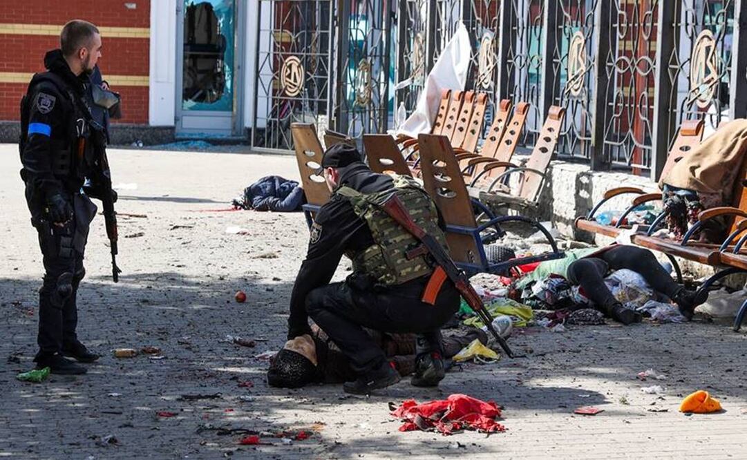 Soldados ucranianos, con los cuerpos después de que un ataque mató al menos a 52 de sus connacionales en una estación de tren en Kramatorsk. Foto: Fadel Senna/AFP