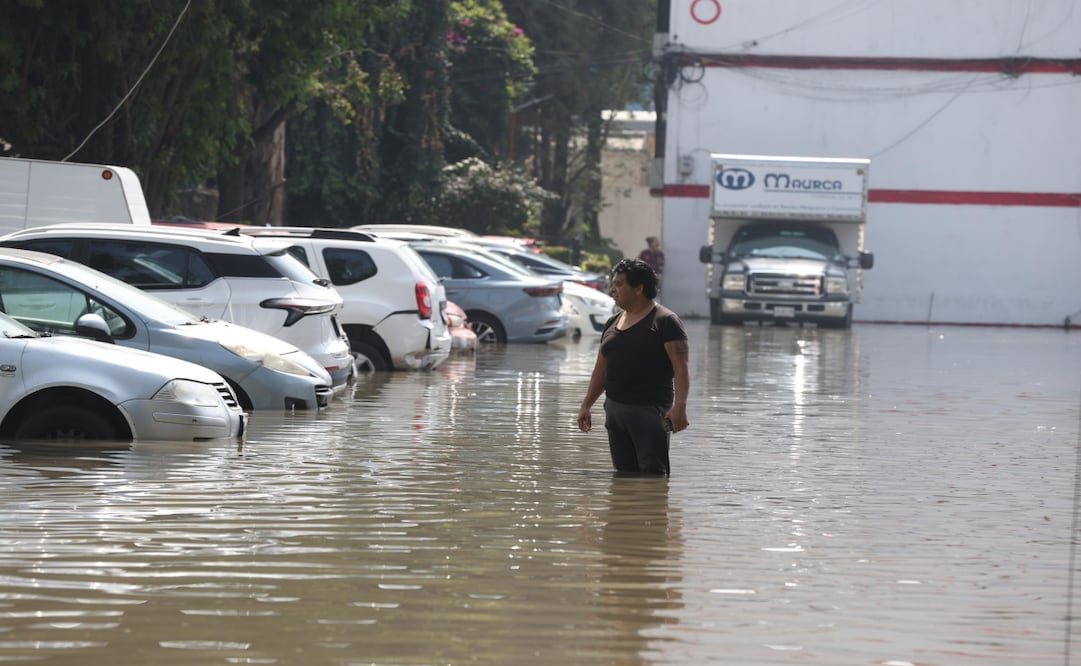 Vecinos de Tlalnepantla reclaman apoyo tras inundación; reportan graves afectaciones
Foto: Valente Rosas