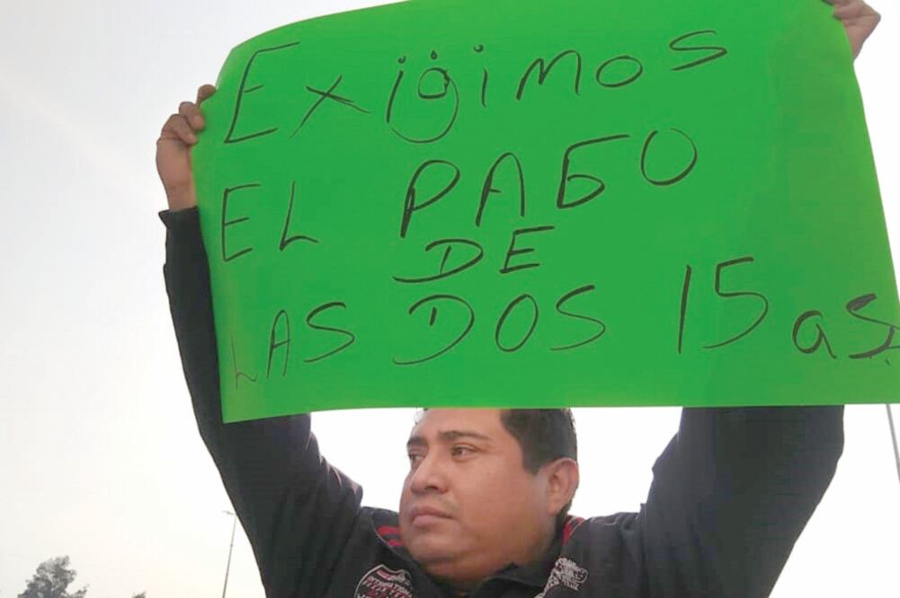 Agentes de la policía municipal de Cuautitlán Izcalli protestaron en la explanada del palacio por sus bajos ingresos. Foto: ESPECIAL