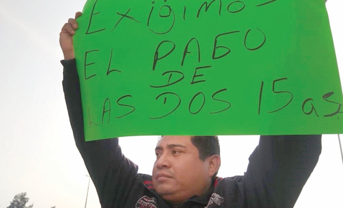 Agentes de la policía municipal de Cuautitlán Izcalli protestaron en la explanada del palacio por sus bajos ingresos. Foto: ESPECIAL