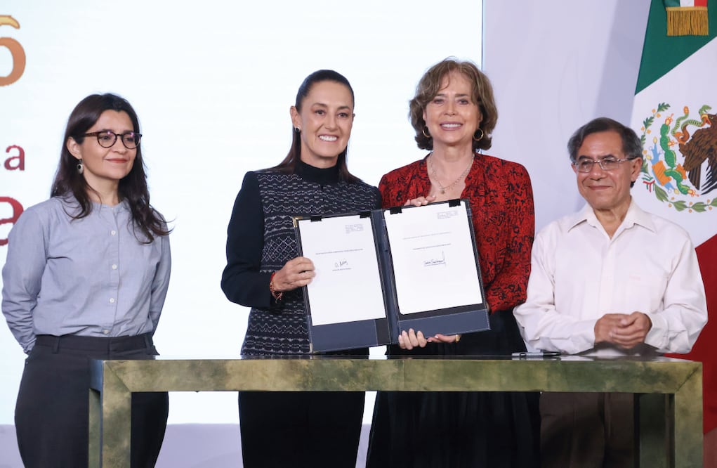 La presidenta Claudia Sheinbum y la titular de la Secihti, Rosaura Ruiz, firman el decreto para transformar el INEHRM en un organismo público descentralizado, sectorizado a Secihti. Foto: Karla Guerrero/ EL UNIVERSAL
