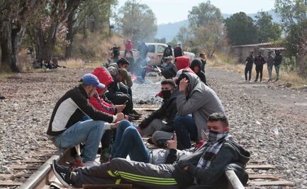 Normalistas de Michoacán bloquean carretera y roban vehículos con violencia
