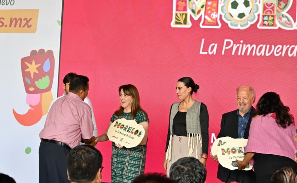 Como parte de la campaña de posicionamiento de la marca "Morelos, La Primavera de México", la gobernadora González Saravia entregó las primeras 12 placas de identidad a representantes de diferentes sectores. Foto: Especial.