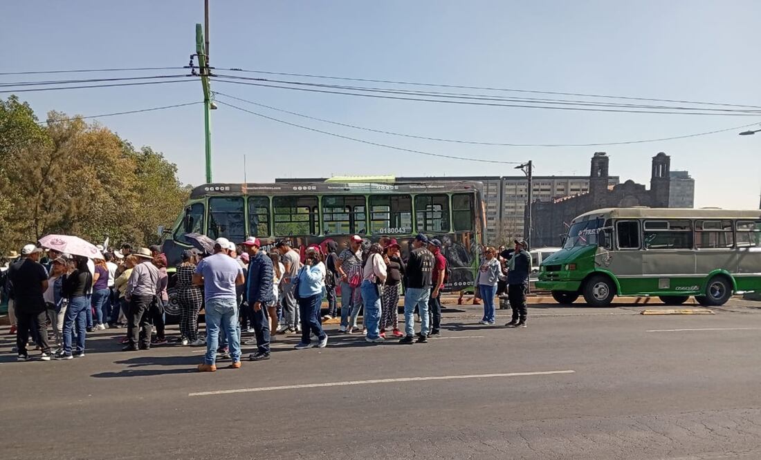 Presencia de autobuses y micros en el eje central previo al cierre de gira del partido Morena en la plaza de las 3 culturas
Foto: Gabriel Pano /El Universal