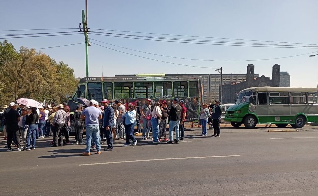 Presencia de autobuses y micros en el eje central previo al cierre de gira del partido Morena en la plaza de las 3 culturas
Foto: Gabriel Pano /El Universal