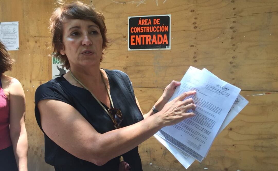 Mayte de las Rivas, representante de los colonos, señaló que la constructora encargada de estas obras presentó documentos falsos de usos de suelo. Foto: Andrea Ahedo / EL UNIVERSAL