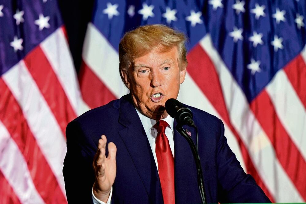 Donald Trump, exmandatario de Estados Unidos, en un mitin en Council Bluffs, Iowa. Ayer dijo que la “cacería de brujas” se da porque es el favorito a ganar las primarias republicanas. Foto: AP