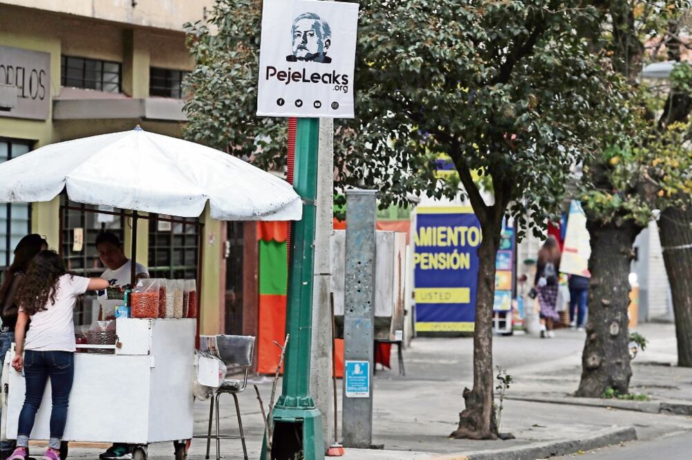 Las calles de la Ciudad de México se han llenado de estos carteles, a tres días de que finalice el periodo de precampañas electorales (VALENTE ROSAS. EL UNIVERSAL)