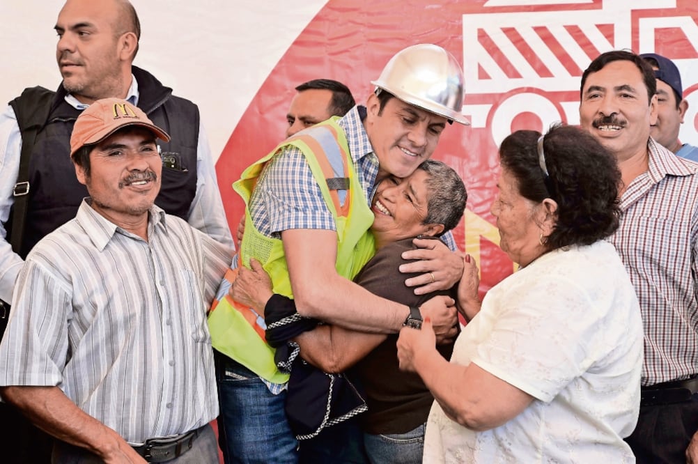 La gente sigue al presidente municipal Blanco Bravo pese a sus yerros como político. (Fotos: CiudadanosMX)
