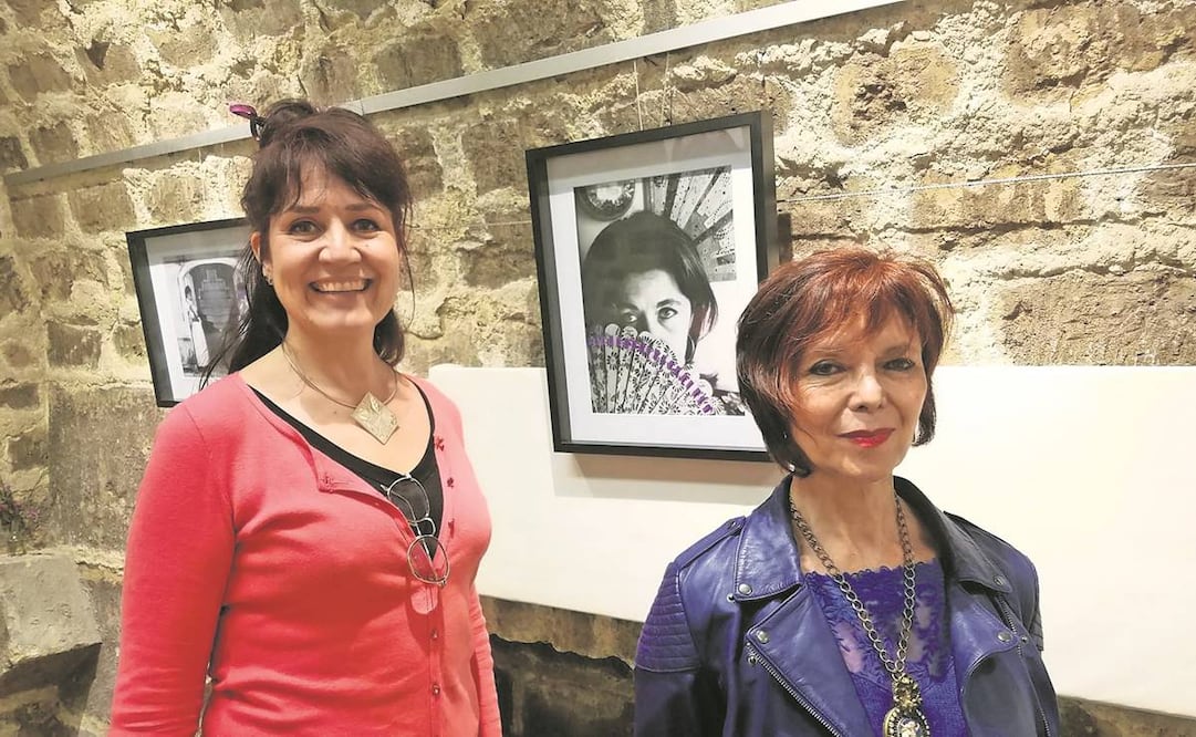 Las artistas Bárbara Peón e Indra Pacheco, en las catacumbas de la Iglesia de la Madeleine. Foto: Inder Bugarin/EL UNIVERSAL