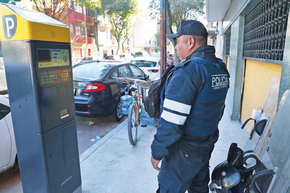 Policías de la SSP resguardaron las máquinas la mañana de ayer; por la tarde, vecinos y autoridades llegaron a un acuerdo y los uniformados se retiraron. (JUAN CARLOS REYES. EL UNIVERSAL)