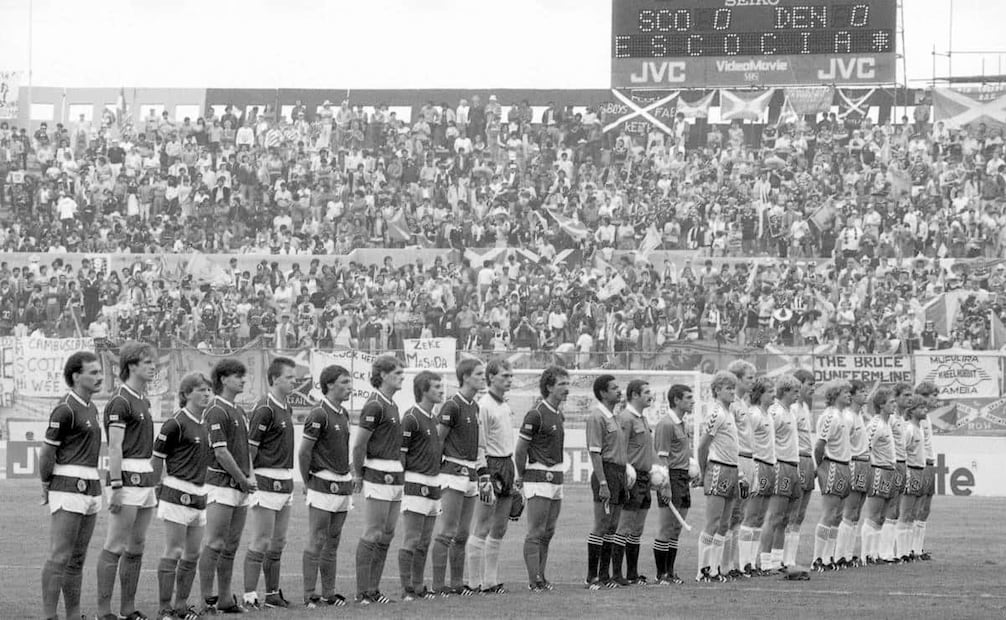 Selecciones de Escocia y Dinamarca, en el primer enfrentamiento mundialista del Neza 86. Semanas antes de la Copa de Fútbol se vendieron certificados para todos los partidos en diferentes sedes mundialistas; para el estadio mexiquense, su zona A por tres encuentros costó 32 mil 780 pesos; zona B se cobró 19 mil 670; zona D se ofertó a 6 mil 560 y la E en mil 970, por tres juegos. Foto: Jorge Núñez/Archivo EL UNIVERSAL.
