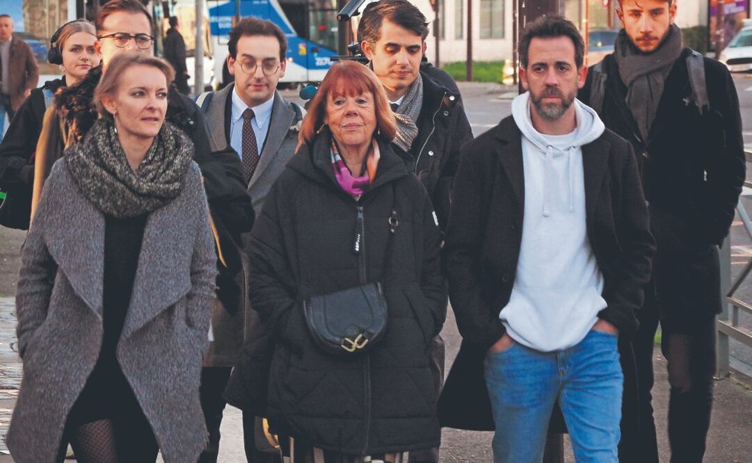 Llegada de Gisèle Pelicot a la jornada 48 del juicio en el Tribunal de Aviñón, donde se juzgan las violaciones que sufrió durante 10 años por parte de su marido de entonces, Dominique Pelicot, principal acusado del caso y que la drogaba con somníferos para, a su vez, ofrecerla a decenas de hombres, de entre los cuales hay 50 acusados más. Foto: de Edgar Sapiña Manchado. EFE